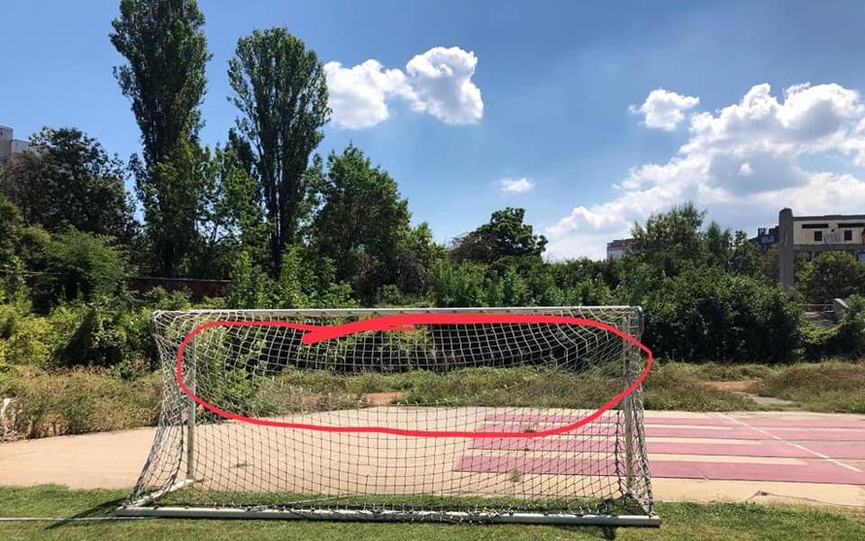 Мрежите на футболните врати на стадион "Раковски" в столицата са