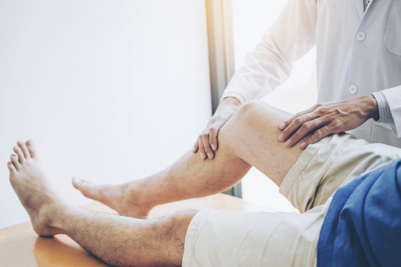 <p>Възрастните хора, които имат проблеми с краката и ставите, също могат да използват билката. Тя е подходяща при подагра, възпаление на лицевия нерв и при ревматизъм.</p>