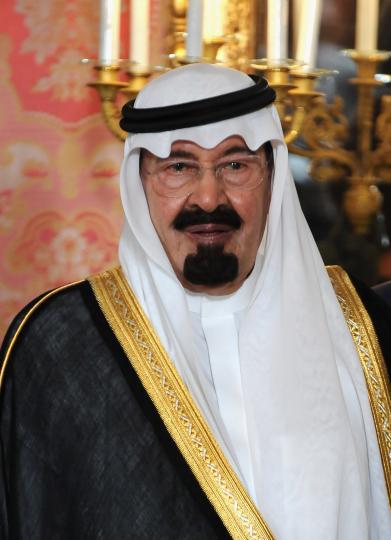 <p><b>Крал Абдула - 2007 г.</b></p>

<p>Лидерите на Саудитска Арабия получават повече държавни посещения&nbsp;след като кралицата се възкачва на престола през 1952 г., отколкото която и да е друга държава. Това отразява тесните връзки между двете кралства, както и&nbsp;<strong>дипломатическите и търговските връзки между Обединеното кралство и Саудитска Арабия</strong>.</p>

<p>Опозиционните лидери призовават Великобритания да поеме по-строга позиция към <strong>Саудитска Арабия, която е обвинявана за нарушения на правата на човека и военни престъпления в Йемен</strong>. През 2018 г. убийството на журналиста Джамал Хашоги само увеличава призивите Обединеното кралство да се дистанцира от саудитския режим.</p>