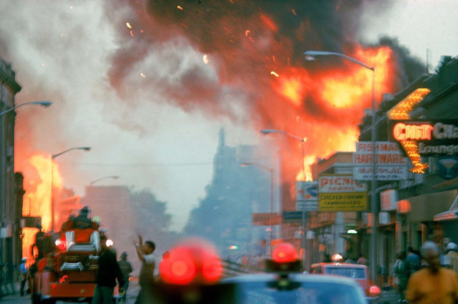 <p>Горящи сгради вследствие на протестите от 24 юли 1967 г.</p>