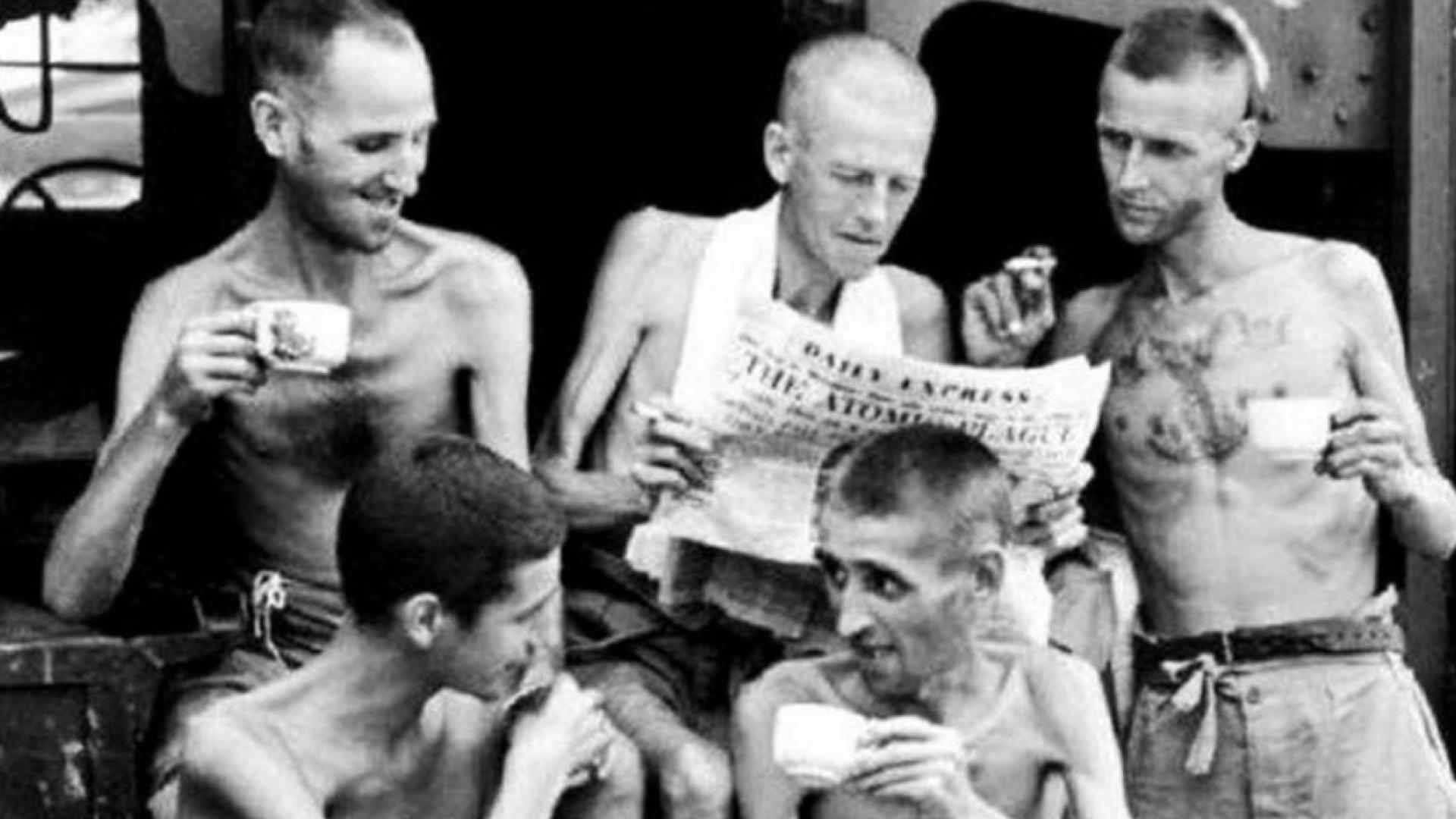 1945, Сингапур: Бивши военнопленници пият чай