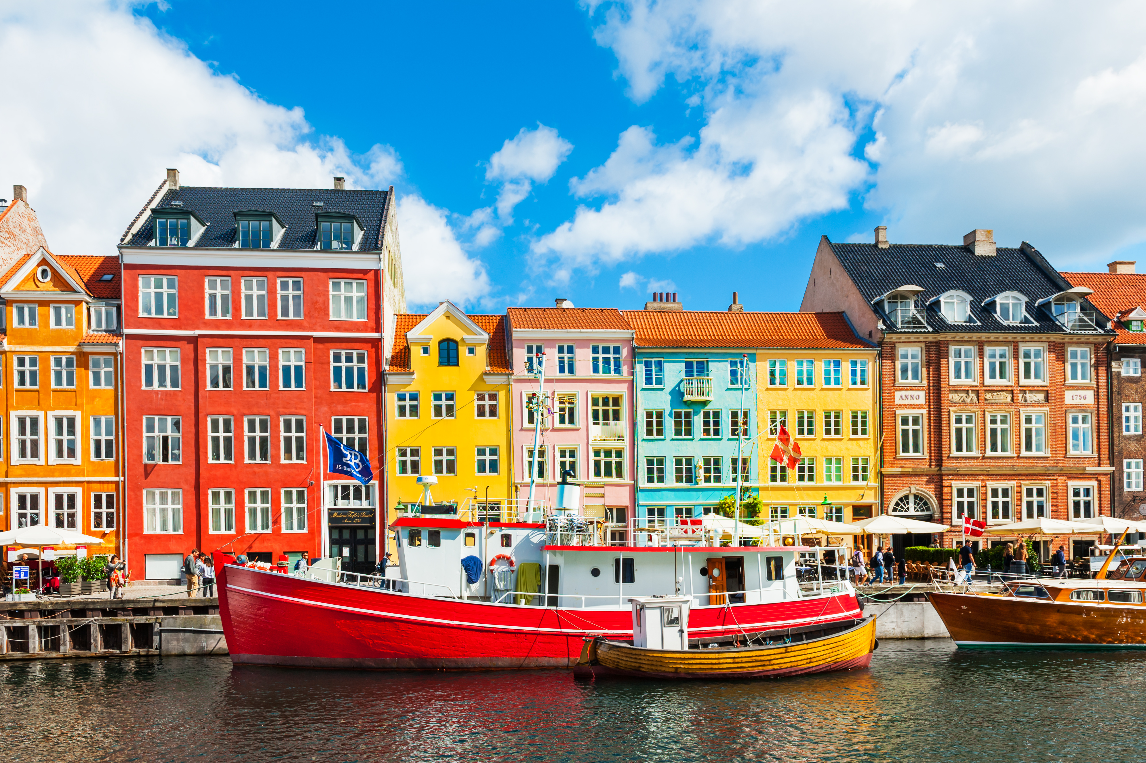 <p>Копенхаген</p>

<p>Тук може да откриете ярко оцветени сгради от 17 в., които са разположени от северната страна на старото пристанище на Копенхаген. Там някога е живеел писателят Ханс Кристиан Андерсен.</p>