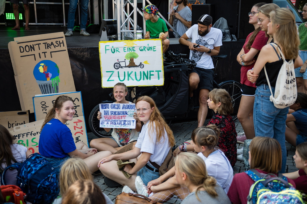 <p>Учащи от цял свят участват в протестното движение, наречено #FridayForFuture, което се провежда всеки петък и изисква спазване на целите на Парижкото споразумение и целта за намаляване на 1,5 градуса по Целзий.</p>
