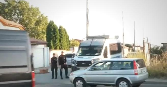 България Полиция и жандармерия нахлуха в столичния квартал Христо Ботев