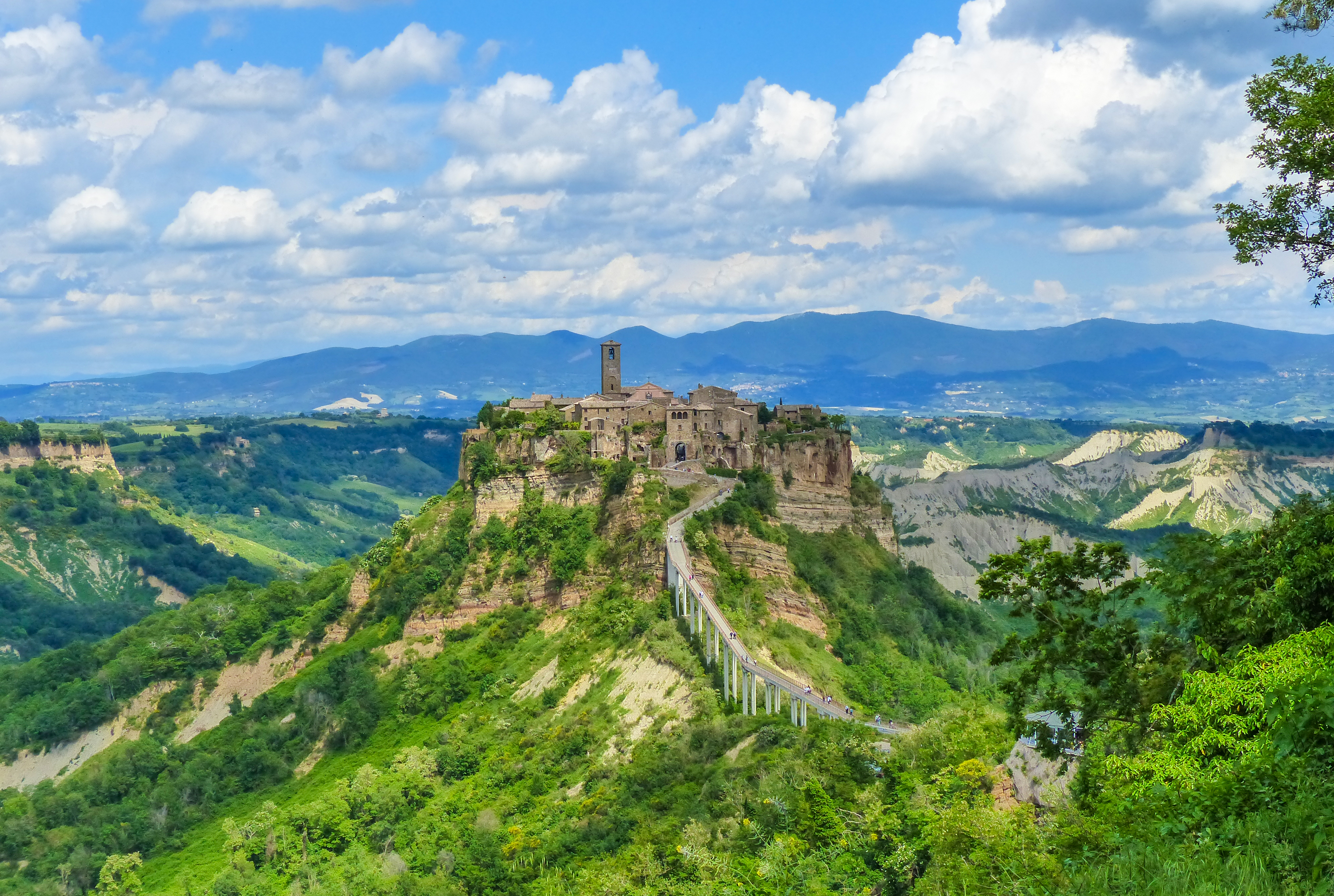 <p>Civita di Bagnoregio - Италия</p>

<p>Този очарователен средновековен град днес&nbsp;е дом на около 10 души и затова е наречен &bdquo;Умиращият град&ldquo;. Въпреки мрачния му прякор много туристи го посещават всяка година.</p>