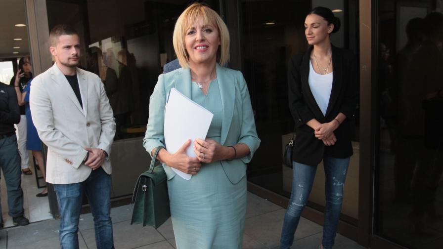  Кой стои зад кандидатурата на Мая Манолова 