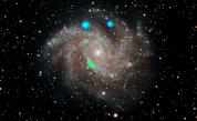  Мистериозната зелена и синя светлина в галактиката NGC 6946 