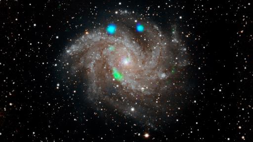  Мистериозната зелена и синя светлина в галактиката NGC 6946 