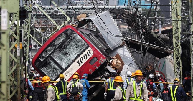 Свят Един загинал 33 ранени след сблъсък между влак и
