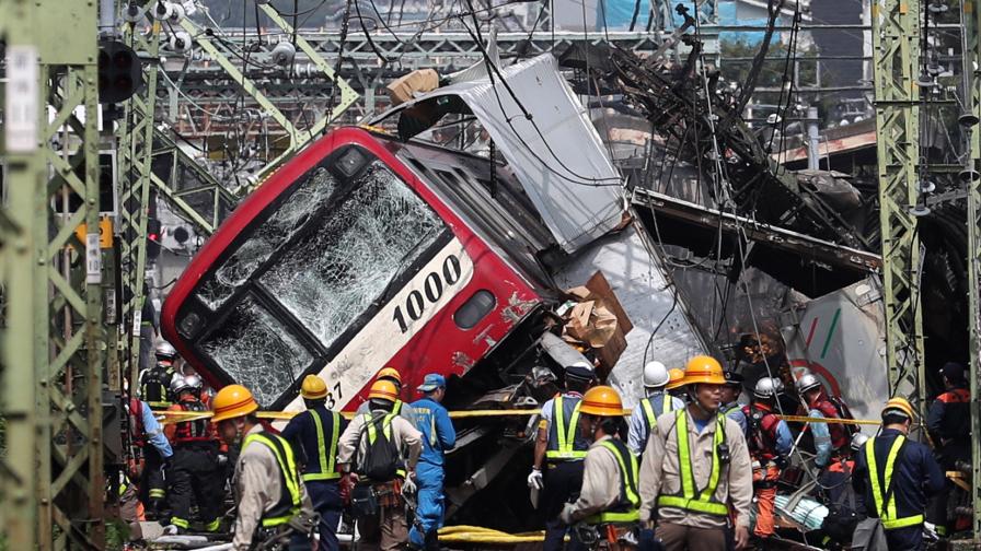 Един загинал, 33 ранени след сблъсък между влак и камион в Япония