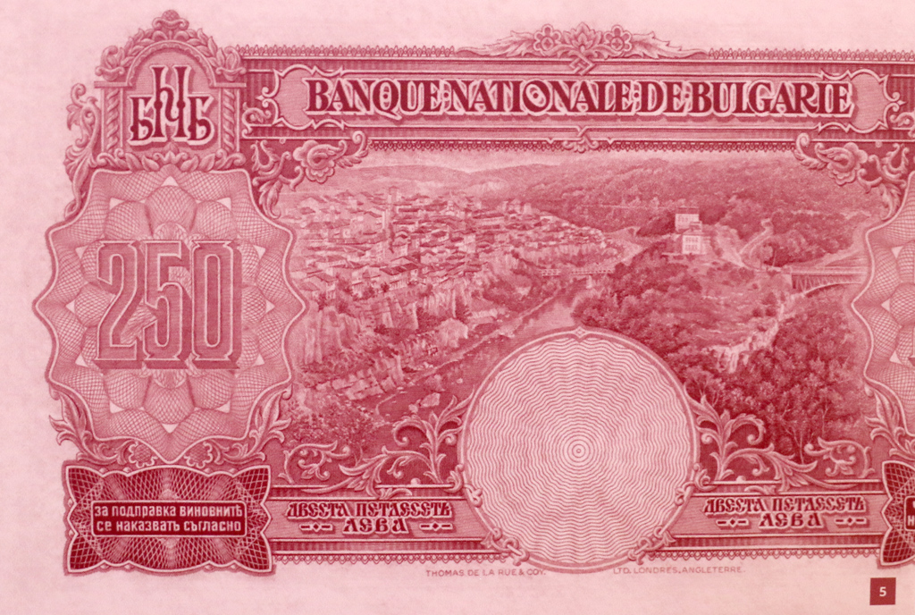 <p>Български лев Емисия 1929 г. Номинал - 250 лева Формат - 164 x 87 мм, хоризонтален Воден знак - изправен житен сноп със сърп, разположен в кръг с диаметър 34 мм Лице - вляво държавният герб, вдясно -образът на цар Борис III във военна униформа; основен цвят - виолетов Гръб - панорама от Велико Търново Автори на проекта - Александър Божинов, Васил Захариев Отпечатана в &quot;Thomas de La Rue&quot;, Лондон, Англия В обращение от септември 1940 г. до 16 март 1947 г.</p>