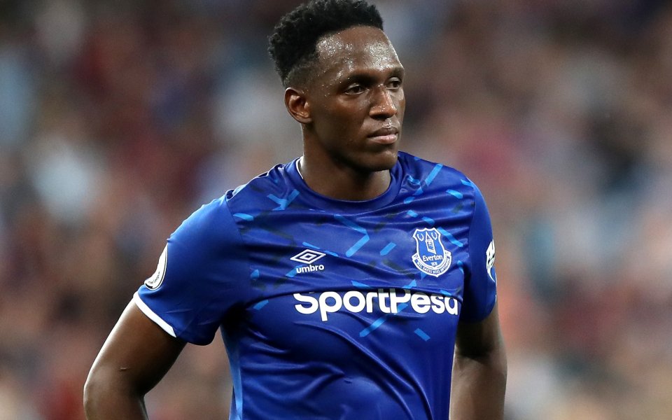 Централният защитник на Евертън Джери Мина бе глобен с 10