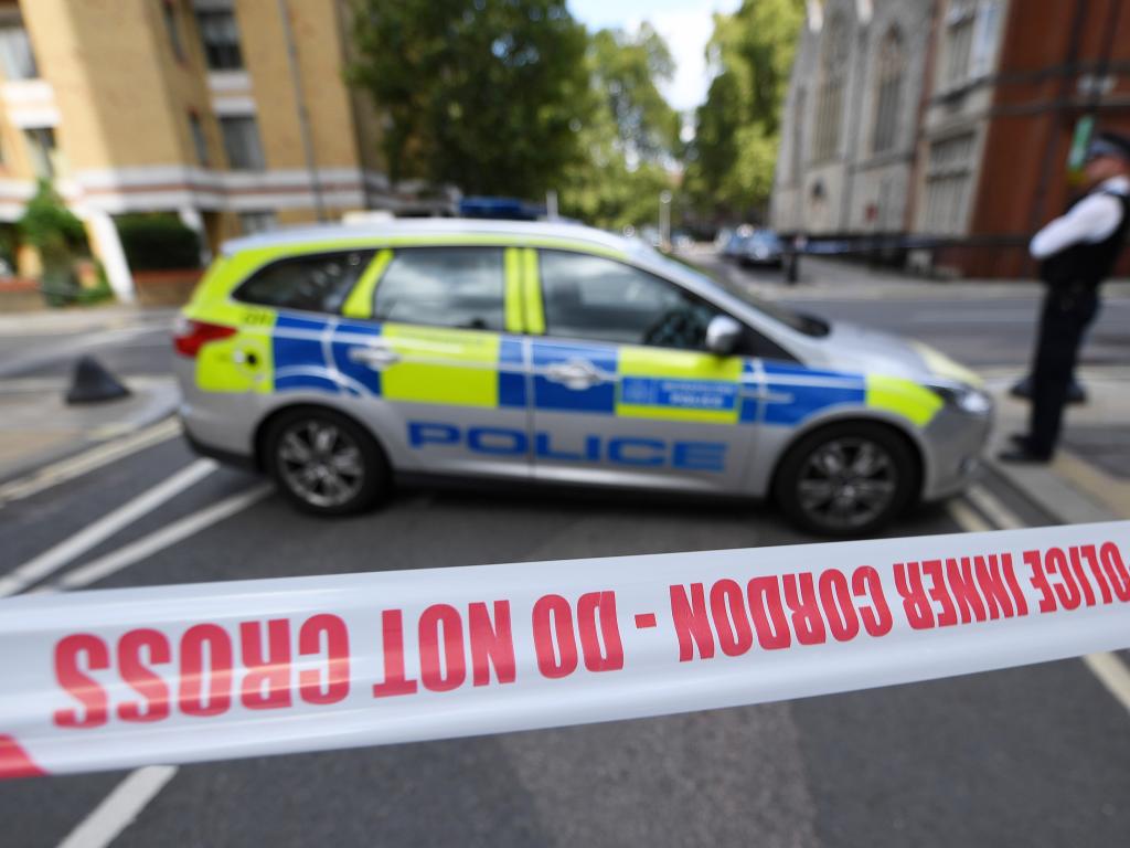 Британската полиция арестува мъж въоръжен с меч след сигнал че