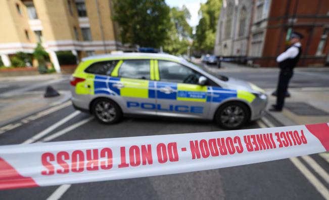 Мъж с меч нападна хора в Лондон, уби дете