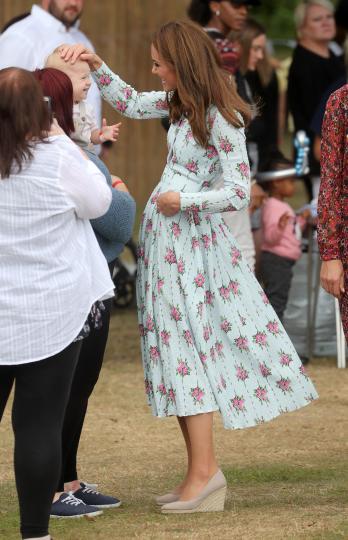 Кейт Мидълтън с флорална рокля и малък обожател - снимка 14