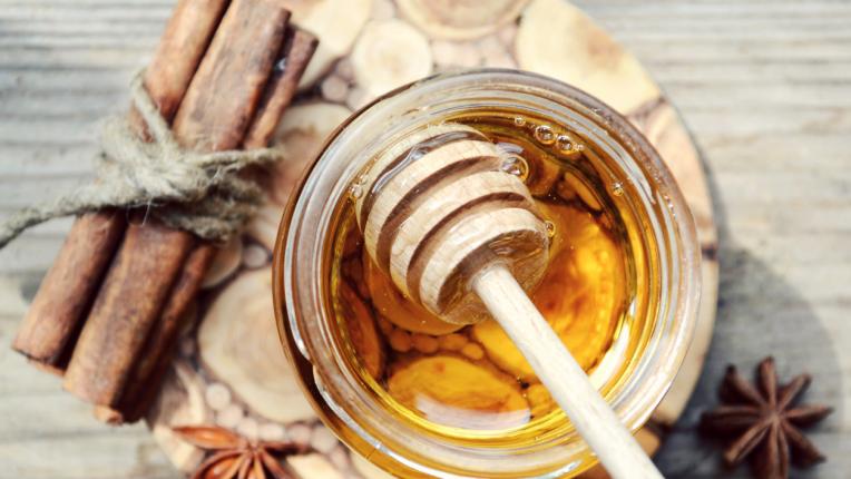 Кои здравословни проблеми може да излекувате с мед и канела