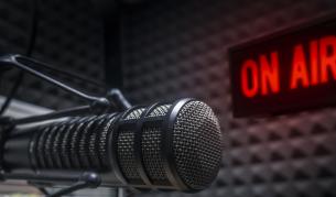  Рисковете в ефир: полугола жена зад ТВ водещ - Любопитно | Vesti.bg - https://www.vesti.bg/lyubopitno/riskovete-v-efir-polugola-zhena-zad-tv-vodesht-6108943 