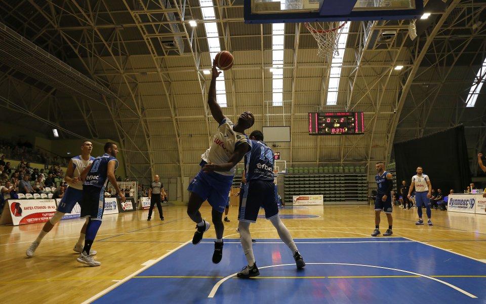 Левски Лукойл спечели традиционния баскетболен турнир турнир купа "Пловдив", който