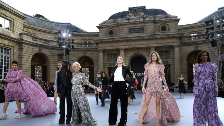  Боса не по асфалта, а върху стилния подиум: Хелън Мирън развълнува Париж 