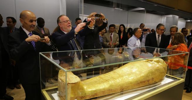 Свят САЩ върнаха на Египет откраднат древен саркофаг Блестящият артефакт