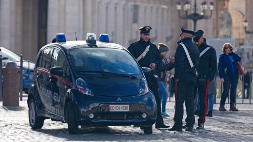  <p>Полицейска акция в офиси на Светия престол</p> 