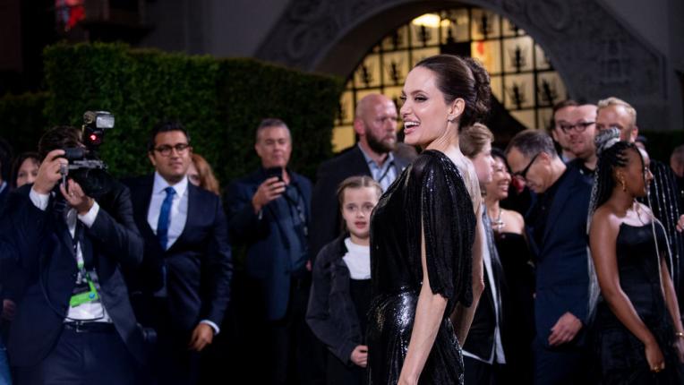 Анджелина Джоли изглежда зашеметяващо на премиерата на „Господарка на злото 2“