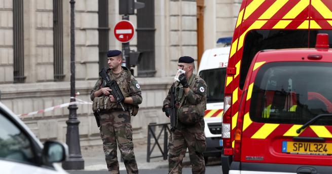 Свят Кървава атака в Париж застреляха нападателя Метростанцията Сите близо