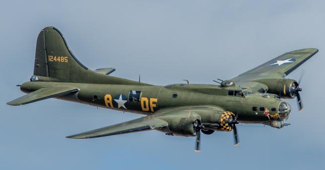 Свят Бомбардировач Летяща крепост уби хора в САЩ Витловият бомбардировач