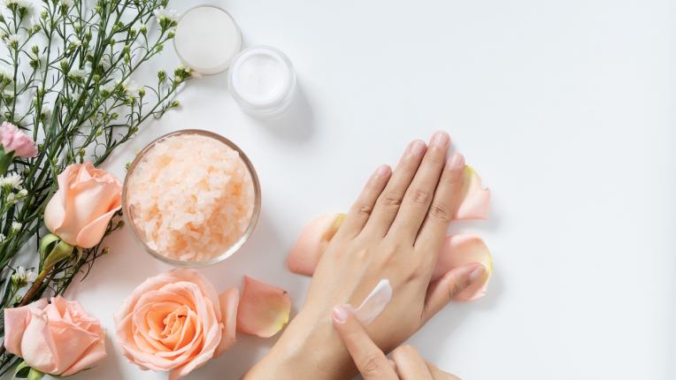 Как да се справим със сухата кожа на ръцете