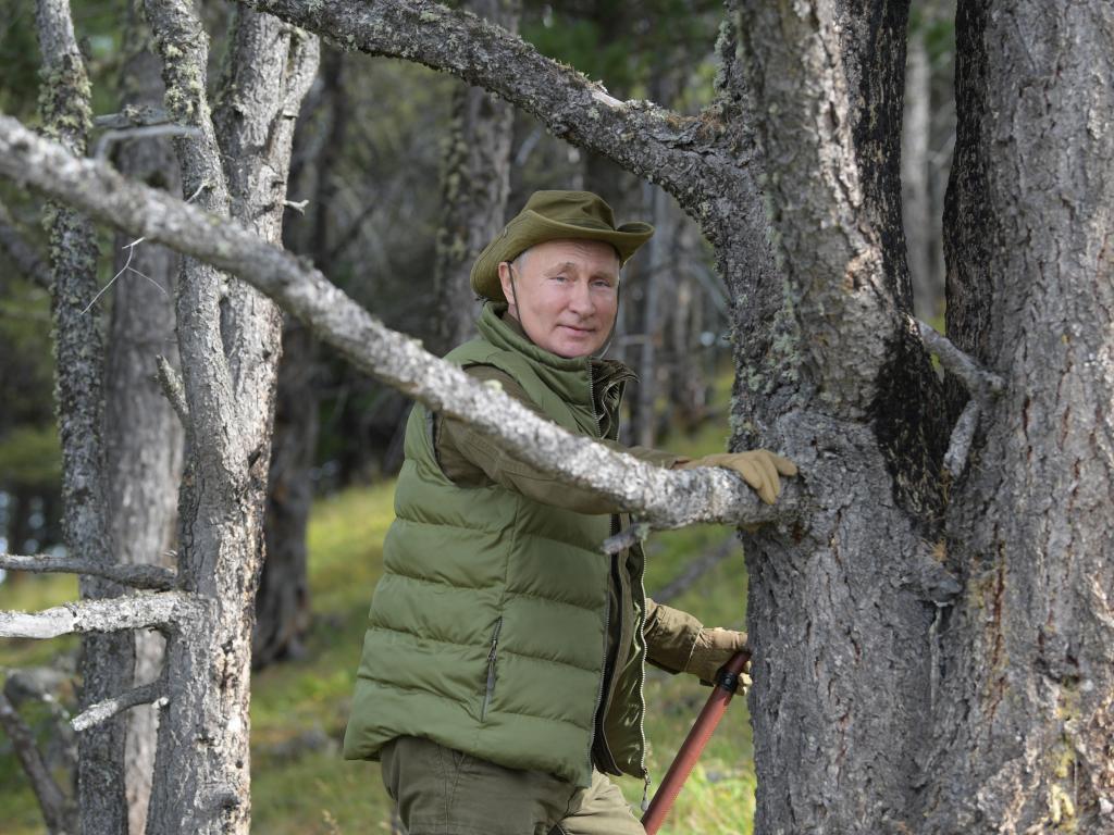 Владимир Путин изрязал сърцето на елен и го подарил на