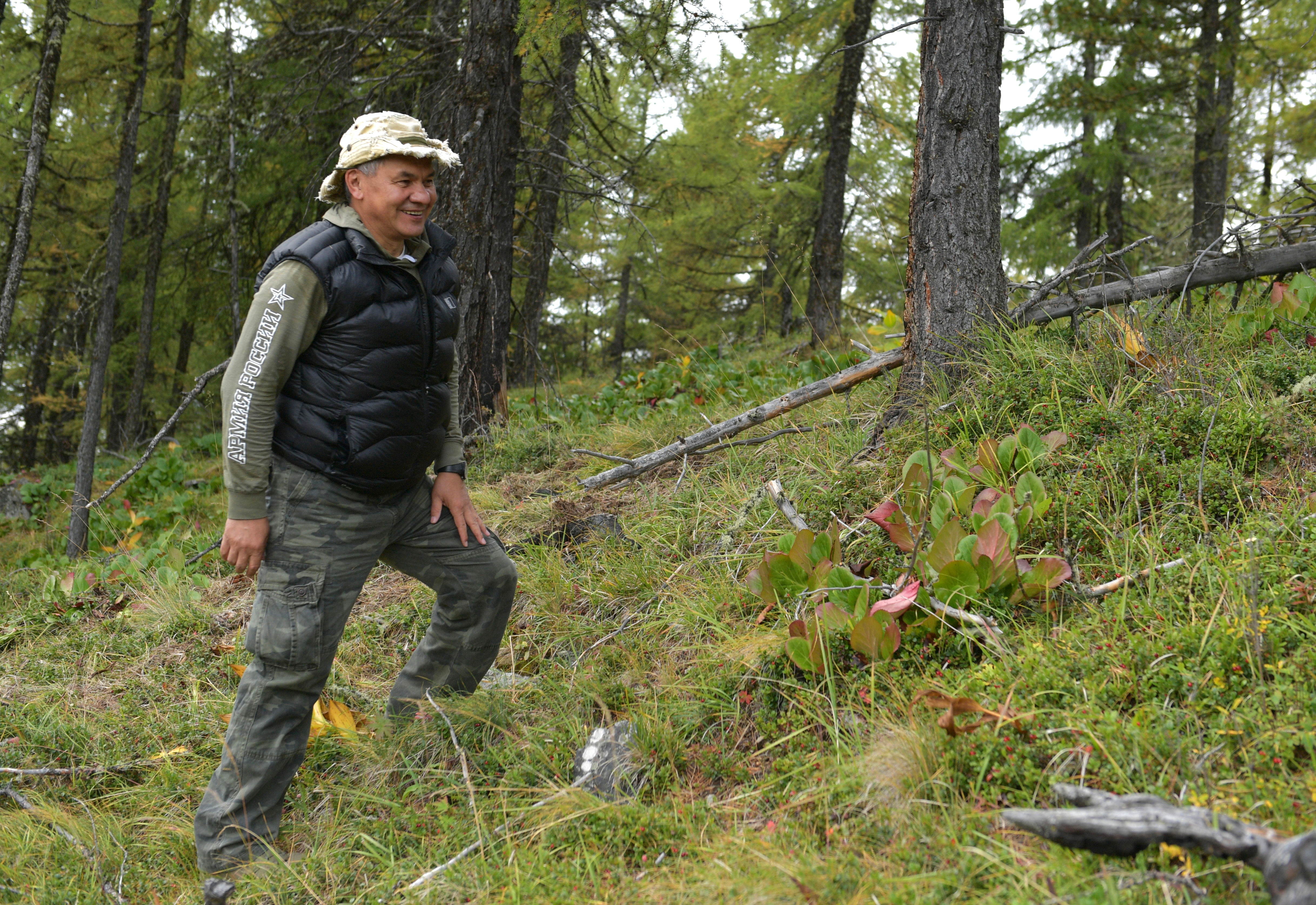 Путин и военният министър Сергей Шойгу се разхождат сред върховете на труднодостъпен район в сибирската тайга.
