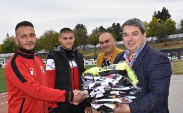 Всички деца от Школата на ОФК Локомотив Горна Оряховица получиха нови