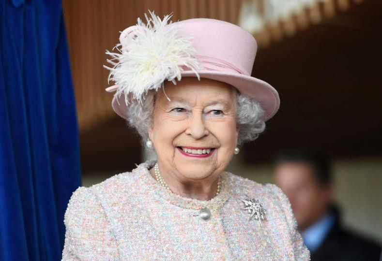 <p><strong>Кралица Елизабет II</strong></p>

<p>Според кралския&nbsp;биограф Ингрид Сюард кралицата обожава музиката на Елтън Джон, но също така харесва шотландски балади, химнове, военна музика, биг бендове и поп музика от 60-те години на 20-ти век. Сред класическите композитори неин фаворит е Бах.</p>