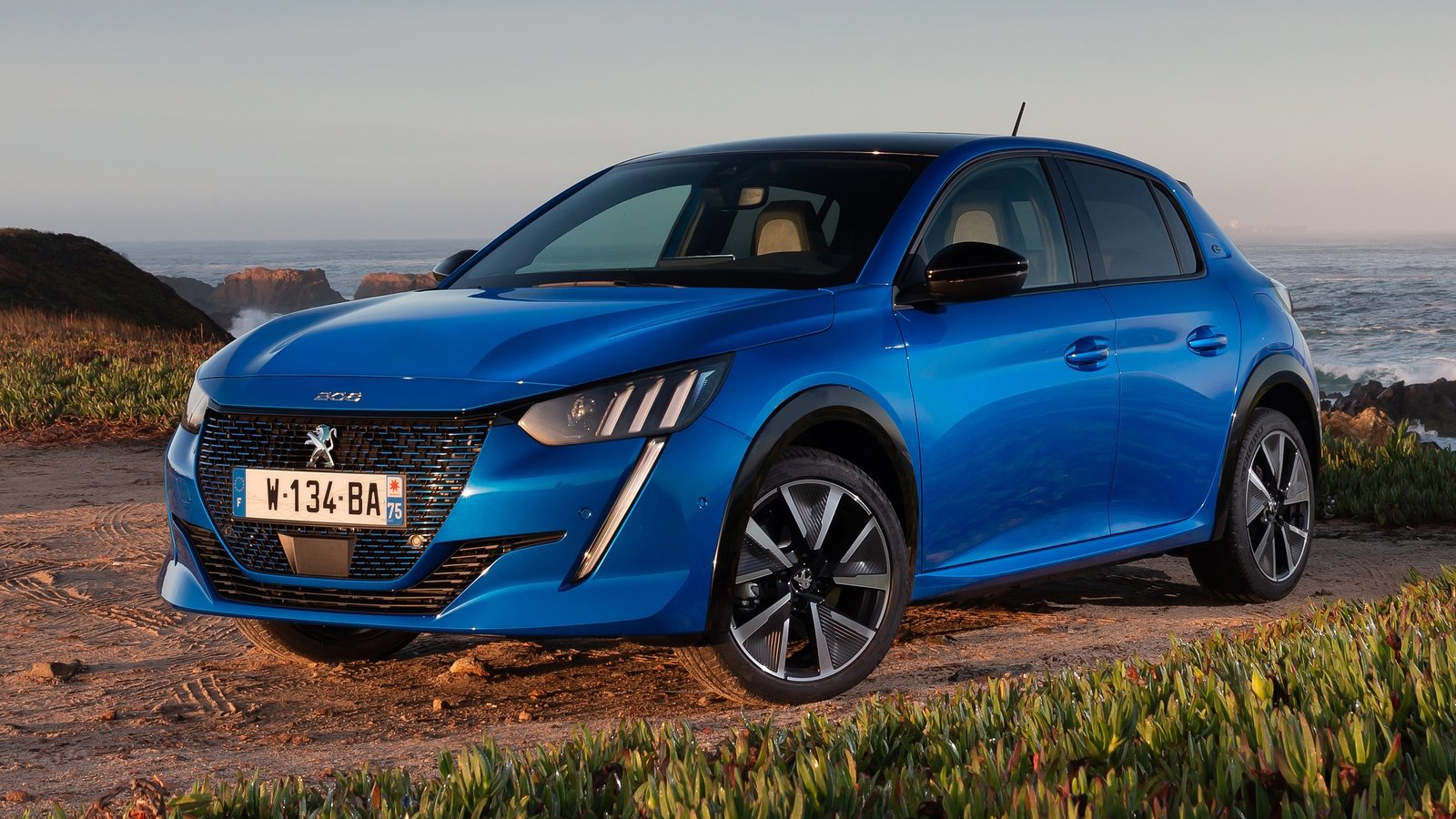 Неочаквано висок интерес към електрическото Peugeot e-208