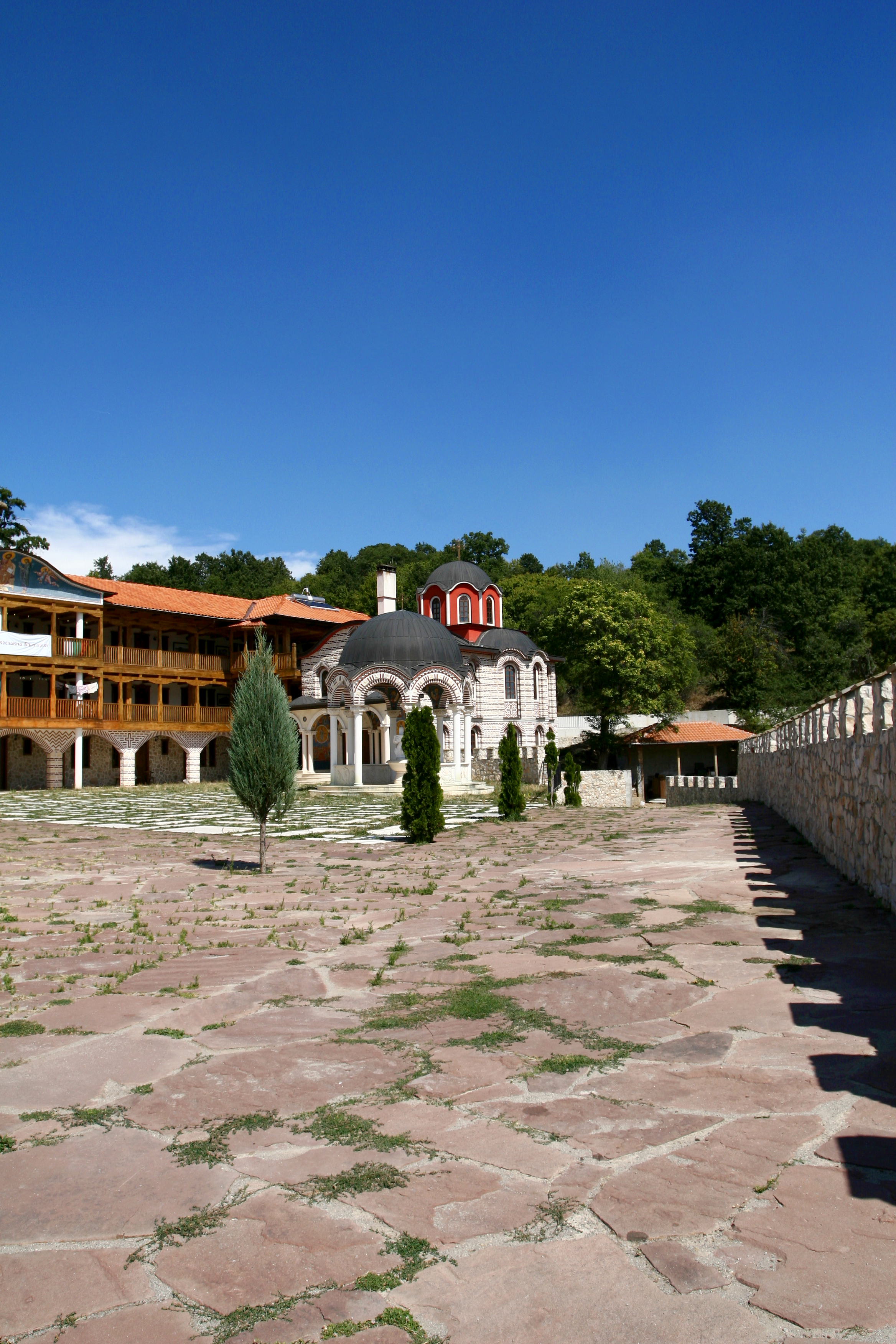 <p>Гигински манастир, Намира се на около 16 км югозападно от град Брезник и на 4 km източно от село Гигинци, в полите на връх Тумба (1129 m.) в планината Църна гора.</p>