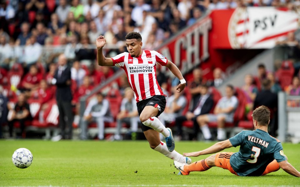 Шампионът на Испания Барселона следи ситуацията със звездата на ПСВ