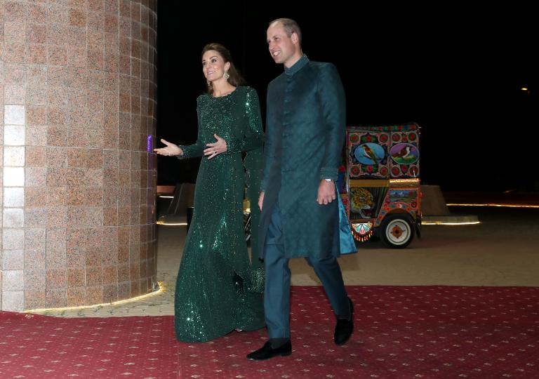 <p><b>Уилям и Кейт посетиха Пакистан</b></p>

<p>Скоро след като Хари и Меган посетиха Африка, херцогът и херцогинята на Кеймбридж направиха петдневна кралска обиколка на Пакистан през октомври. Пътуването им се съсредоточи върху укрепването на връзките с нацията, както и върху подкрепата на младите хора в региона. Това беше и един от забележителните модни моменти на Уилям, който замени обичайния си костюм&nbsp; с традиционната за Пакистан дреха &bdquo;шервани&ldquo; в зелен цявят.</p>

<p>Още по темата прочетете <a href="https://www.edna.bg/izvestni/kejt-midyltyn-oslepitelna-v-zeleno-ot-sutrin-do-vecher-4659423" target="_blank"><u><strong>ТУК</strong></u></a>.</p>