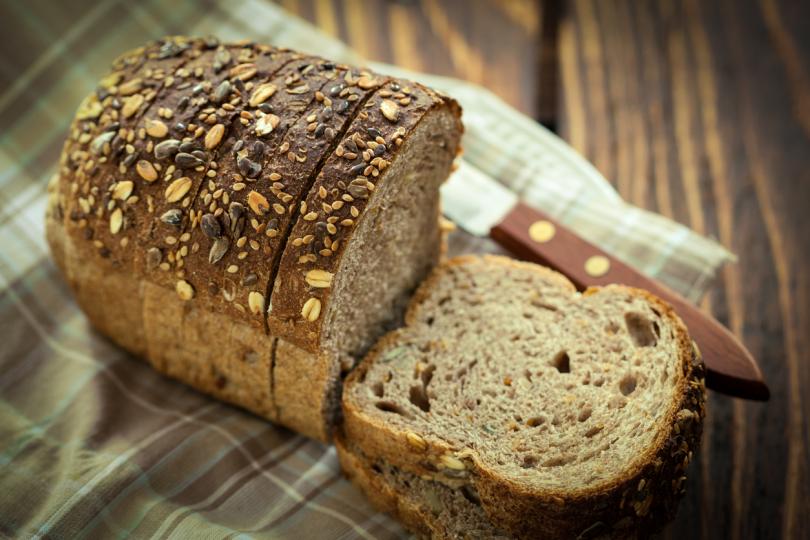 <p><em><strong>Освежаване на хляба</strong></em><br />
Най-лесният начин за частично възстановяване на леко остарял хляб е <strong>загряването му във фурната за няколко минути</strong>.</p>