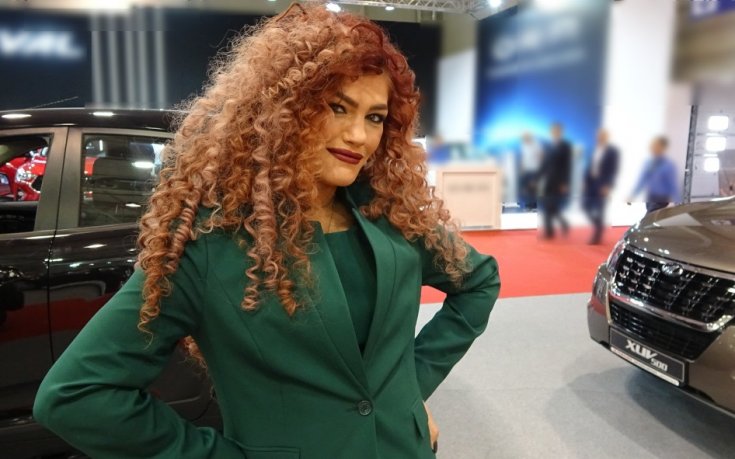 Лице от музикалната сцена с интервю на щанда на Mahindra