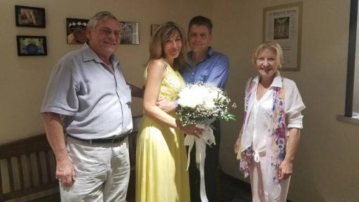  Децата на Цветанка Костадинова и Ивайло Попов са още две жертви на бруталното петорно ликвидиране в Чикаго. Те остават живи, само че Искра без татко и баба, а Данаил без майка. Те ни потърсиха няколко дни след ужасното закононарушение, с цел да благодарят на всички, които са помогнали и да ни опишат какви хора са били техните родители и баба. Горката Франция турне САЩ Kamelia_USA Искра е кръстена на баба си и е щерка на Иво от първия му брак. Идва в Съединени американски щати когато е едвам на 4 месеца. Кръстена е на баба си Искра – също покосена от патрон във съдбовната събота. Данаил е наследник от първия брак на Цветанка. Идва в Съединени американски щати преди една година и в този момент е останал изцяло самичък. Това е едно от най-трудните изявленията, които съм правил в миналото. Интервю за необяснимото зло. И човешката съпричастност, помощ и добрина, които може да отключи. – И двете фамилии, и двамата, дружно с родителите си идвате в Америка за едно ново начало, за един нов старт. Сега се постанова още веднъж да започнете живота си… Кой е до вас в този толкоз сложен миг? Данали: Дойдох единствено с майка ми, а в този момент останах самичък тук, в Америка, лишиха живота на моето семейство. Зад мен е цялата българска общественост – и в България, и в Америка. Моето семейство, моите другари – поддръжката е огромна. Двамата с Искра сме дружно, поддържаме се взаимно в този сложен момент… Искра: Има доста хора към мен, които са съпричастни, оказват помощ ми, приказват ми, ръката ми държат, мощна съм, ще го преодолеем това. Дейвид Ханик, Цветанка Костадинова, Ивайло Попов, Искра Попова 