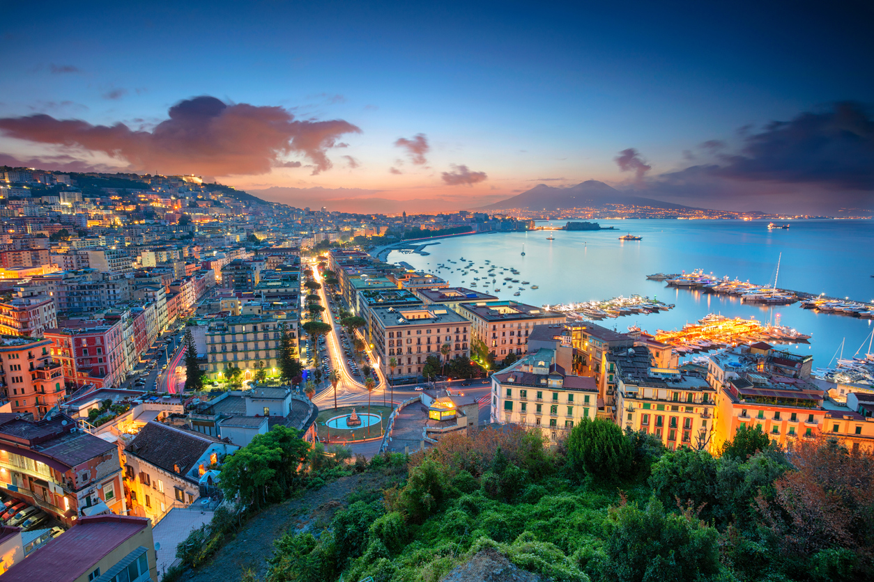 <p><strong>Изследователят: Неапол, Италия </strong></p>

<p>През деня Неапол може да ви очарова с пицата, гледката към Везувий, уличното изкуство и разкошния&nbsp;остров Капри &ndash; идеален за лесно, романтично пътешествие. През нощта градът крие своята тъмна страна, въпреки че в последните години престъпността там намалява. Неапол е най-подходящ за приключенци, добре запознати с навигацията в живота на големите градове.</p>