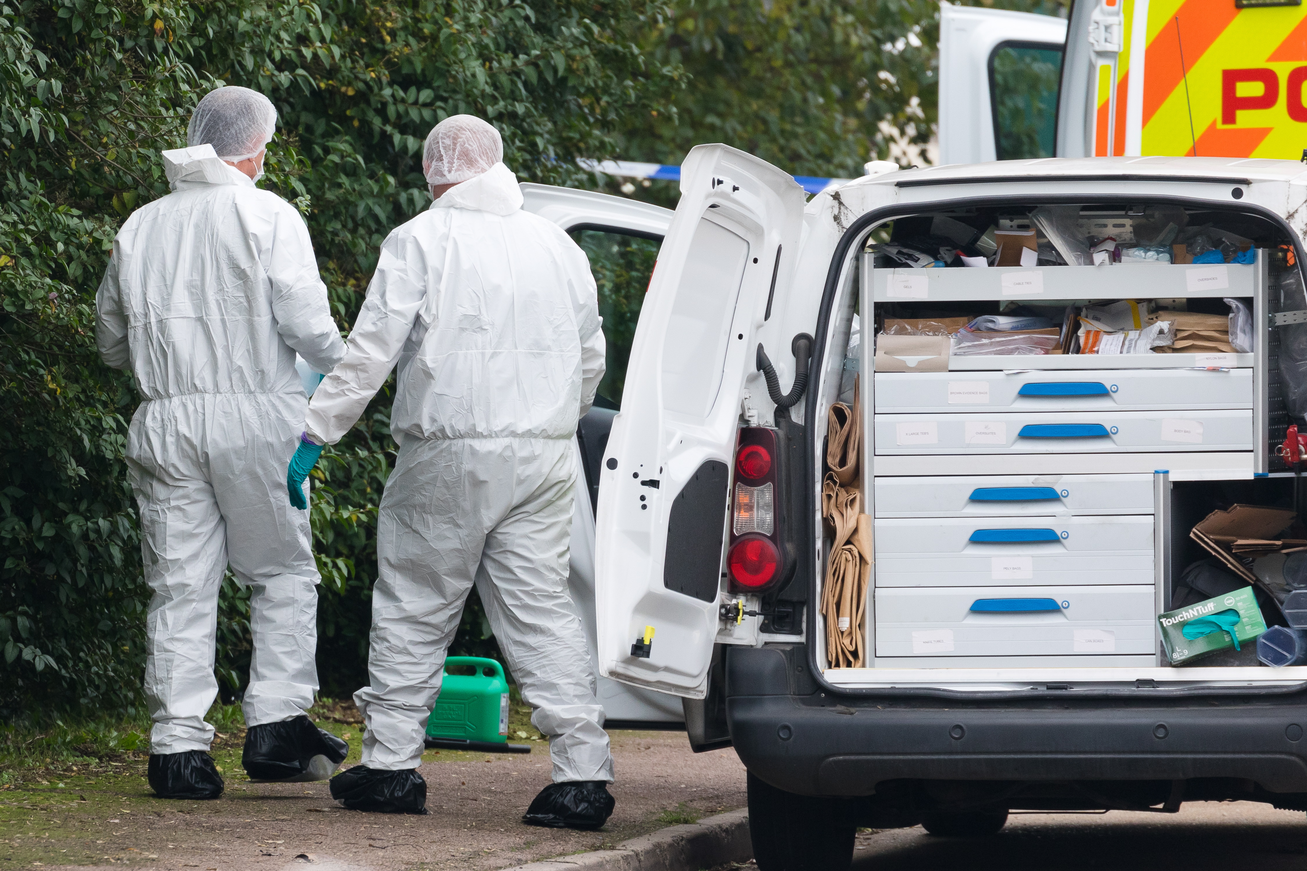 Английската полиция арестува 25-годишен шофьор на тир от Северна Ирландия по подозрение за масово убийство, след като в контейнер в Есекс бяха намерени 39 тела. Разследващите смятат, че камионът е дошъл от България.