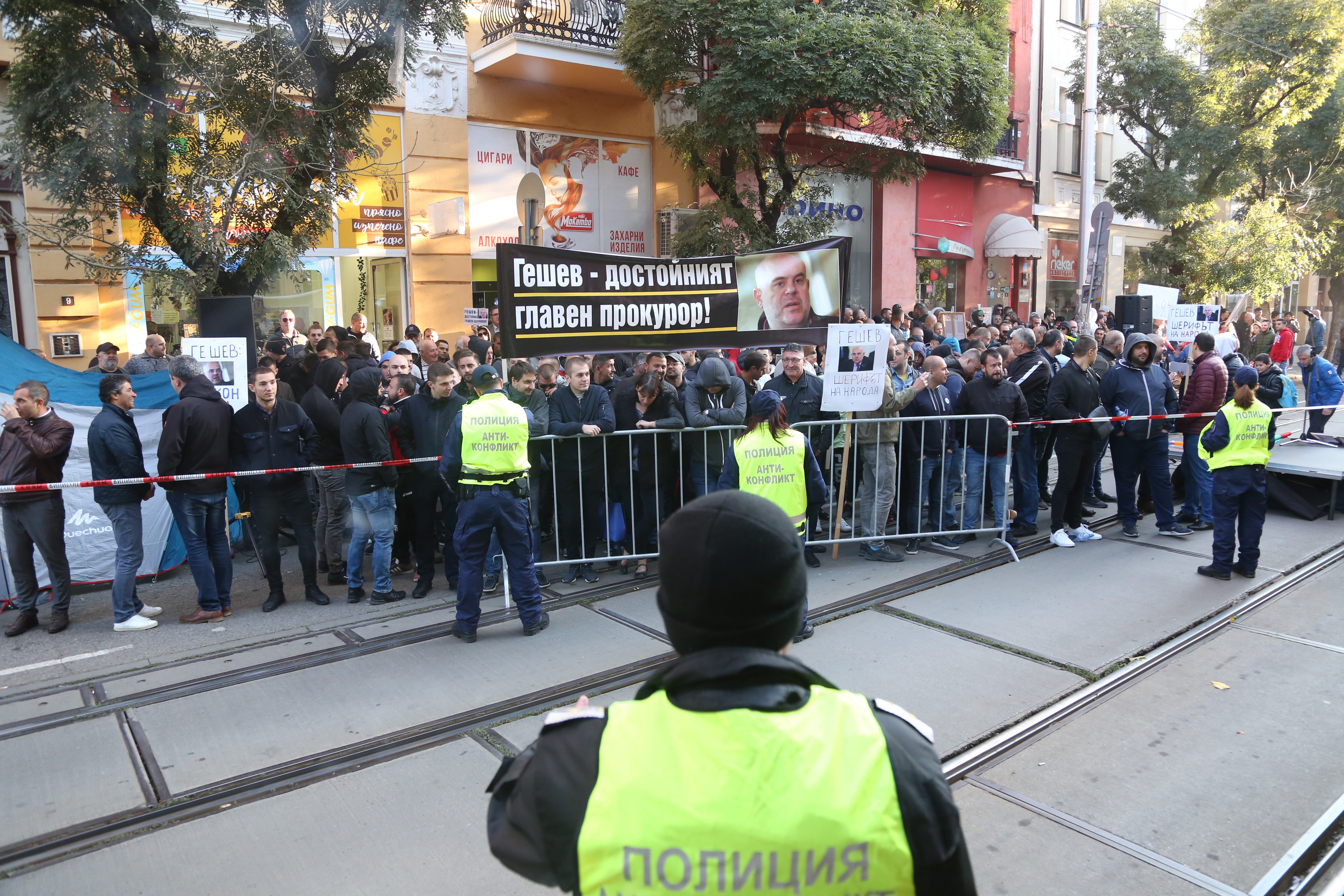 Демонстрации против и в подкрепа на Иван Гешев блокираха движението около сградата на Висшия съдебен съвет в деня на изслушването на единствения кандидат за нов главен прокурор.
