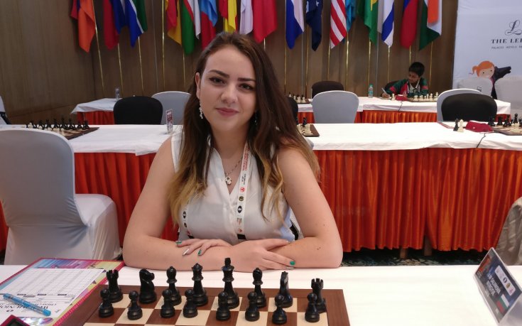 Световна шампионка по шахмат играе с робот в София