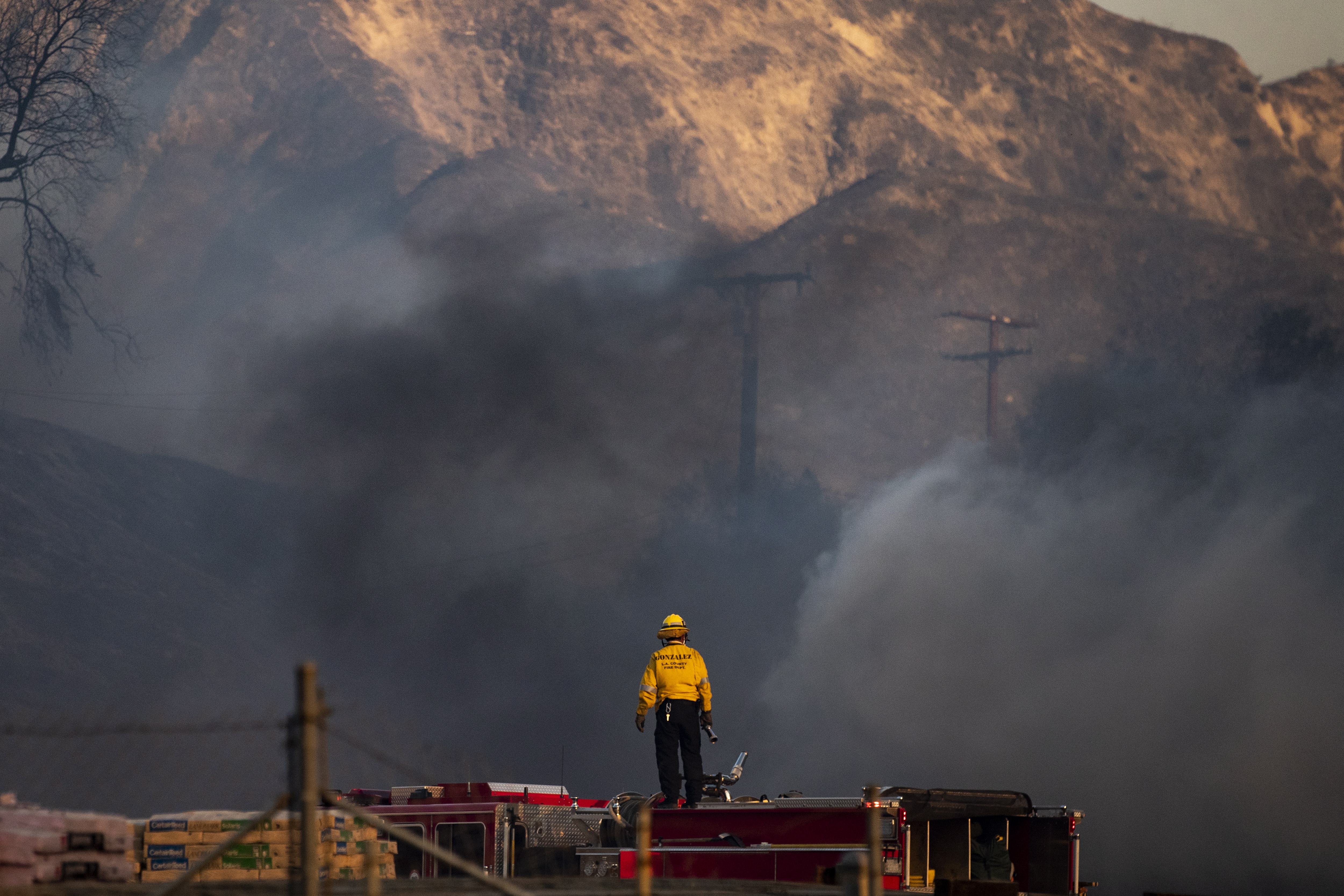 Няколко къщи са изгорели в четвъртък, след като два пожара, подхранвани от силни ветрове, изпепелиха сухи храсталаци в района на град Санта Кларита. Не се съобщава за пострадали хора.