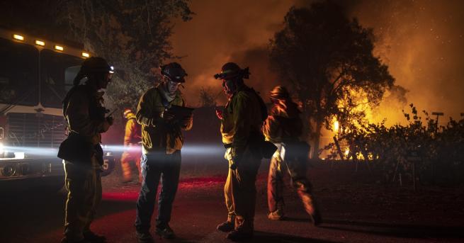 Свят Огнен ад в Калифорния обявиха извънредно положение Приблизително 180
