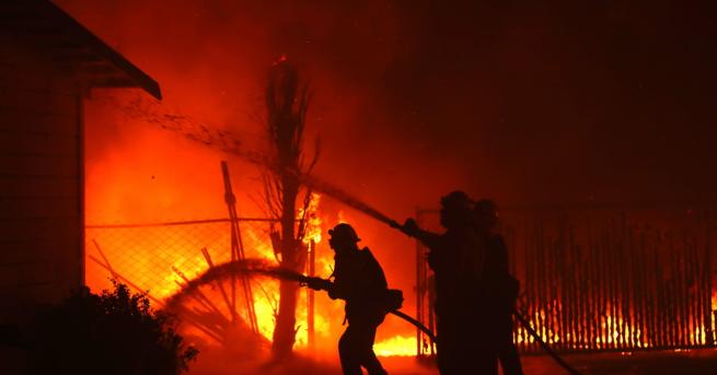 Свят Огненият ад в Калифорния застраши и жилища на звезди