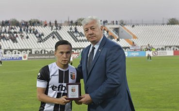 Футболистът на Локомотив Пловдив Парвизджон Умарбаев бе награден на полувремето
