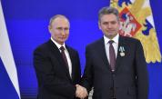  Руският президент Владимир Путин и Николай Малинов по време на награждаването 