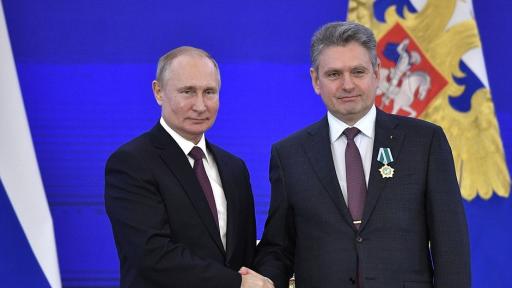  Руският президент Владимир Путин и Николай Малинов по време на награждаването 